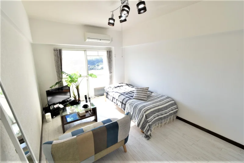 景色の良い　家具家電付き部屋♪　ソファ付きで自宅のようにお過ごしいただけるマンスリーマンションです