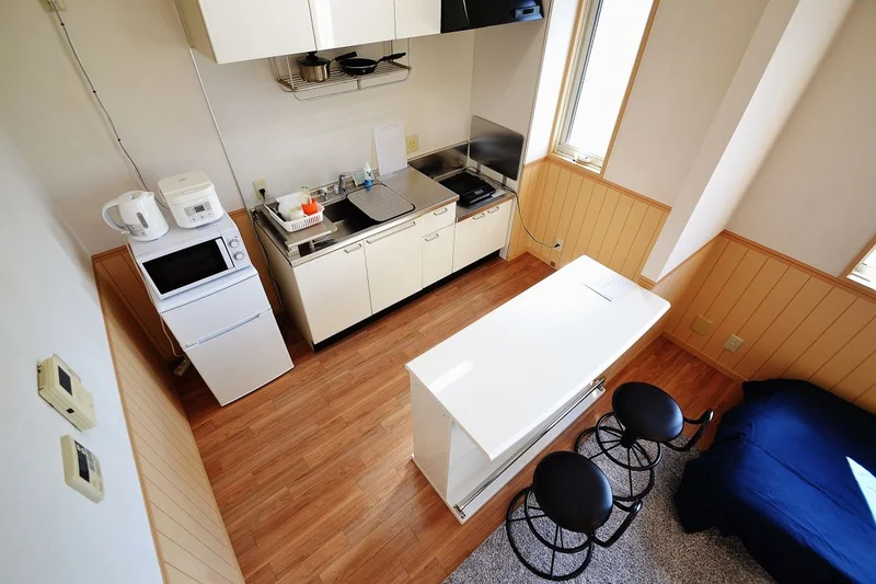 冷蔵庫、電子レンジ、ケトル、炊飯器、IHコンロ、お鍋やフライパン、包丁、まな板、お箸、食器洗い用洗剤など完備^^♪