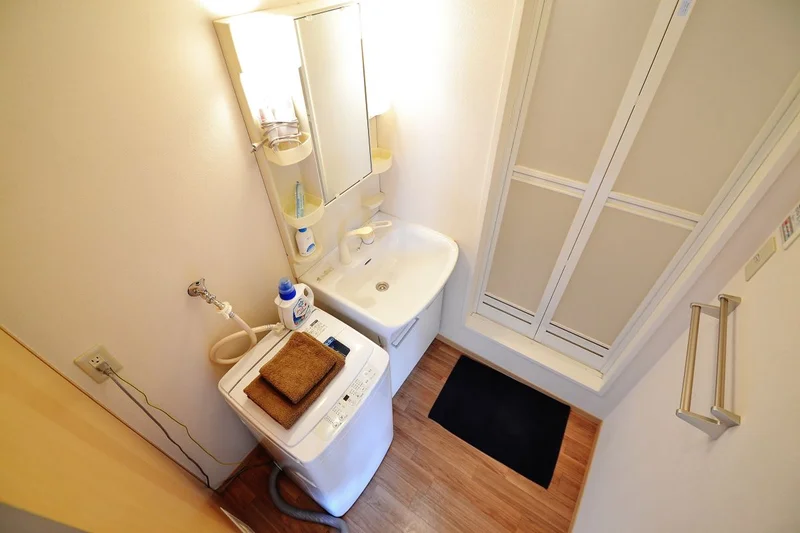 洗濯機だけでなく、タオル(大)、タオル(小)、洗濯洗剤、使い捨て歯ブラシ、バスマットまで完備(^_-)-☆