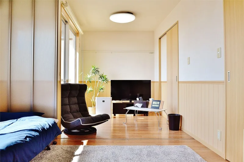 積水ハウス施工の物件なので、大きい窓が特徴的です。白を基調とした落ち着いた雰囲気のお部屋になります。