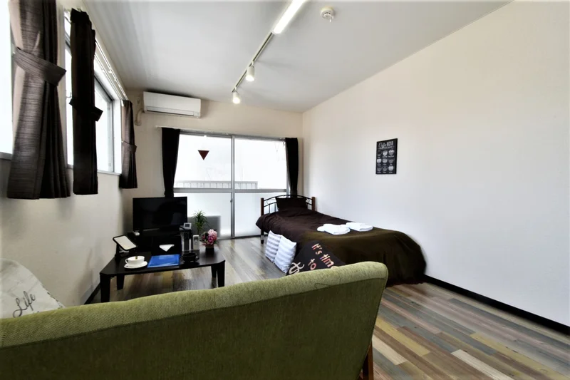 スポットライト照明有！　　アースカラーの落ち着いた色味のインテリアが魅力でくつろげる！