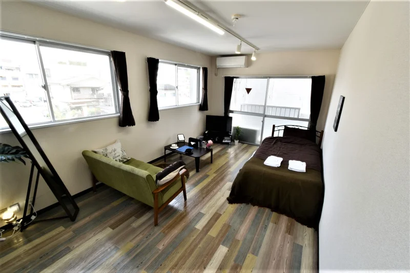 ソファ付きで　広々！　姿見ありで朝自宅に便利なアイテムです♪