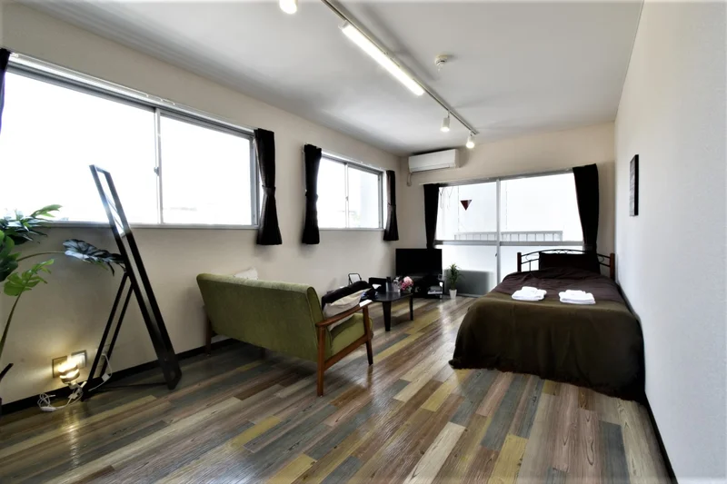 角部屋　広々洋室！　ソファ付きでテレビを見ながら寛げる♪　荷物軽くご入居いただける　家具家電付きマンスリー！