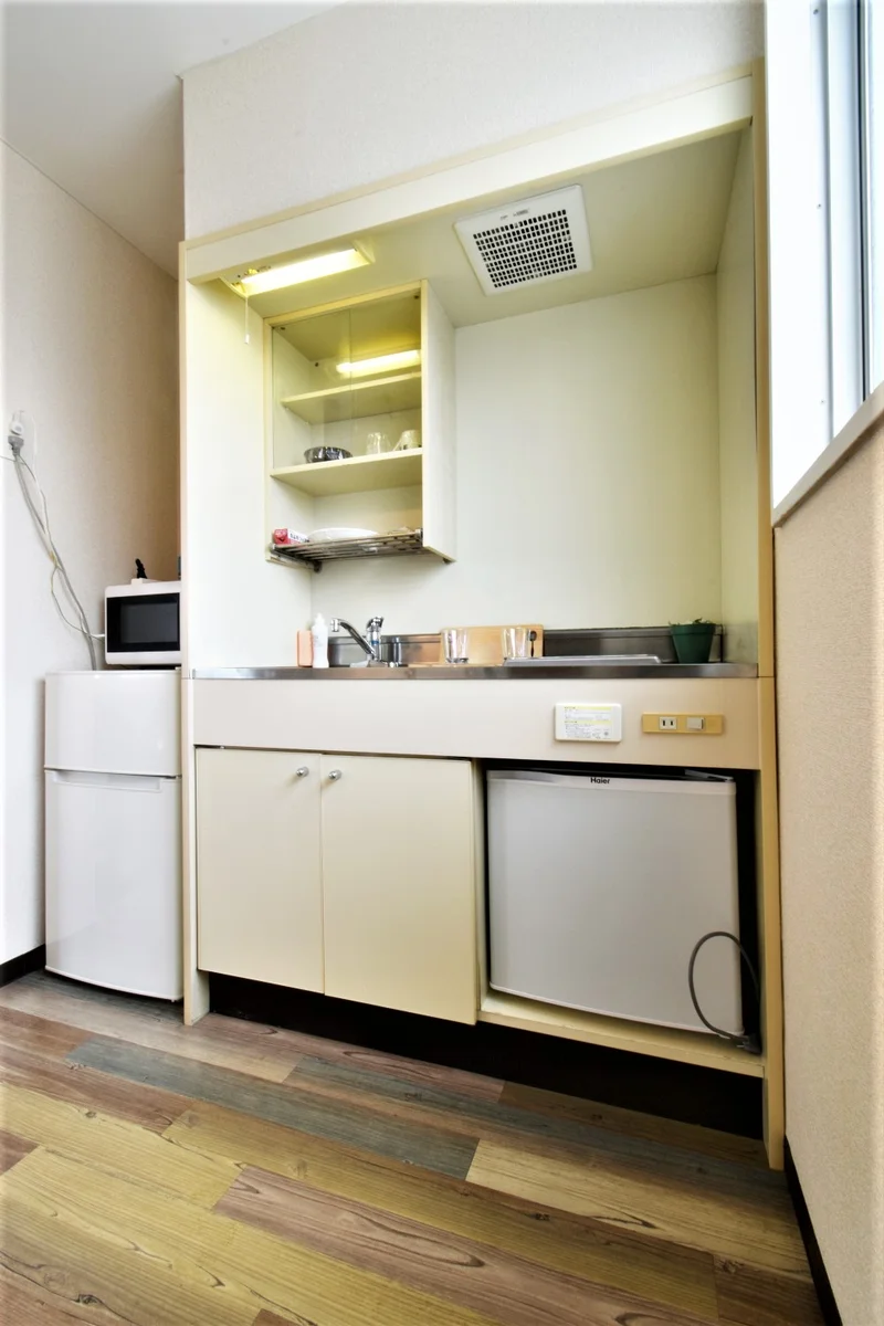 IHコンロ（キッチン器具なども豊富）　食器類や調理器具などそろっていて自炊も可能です！