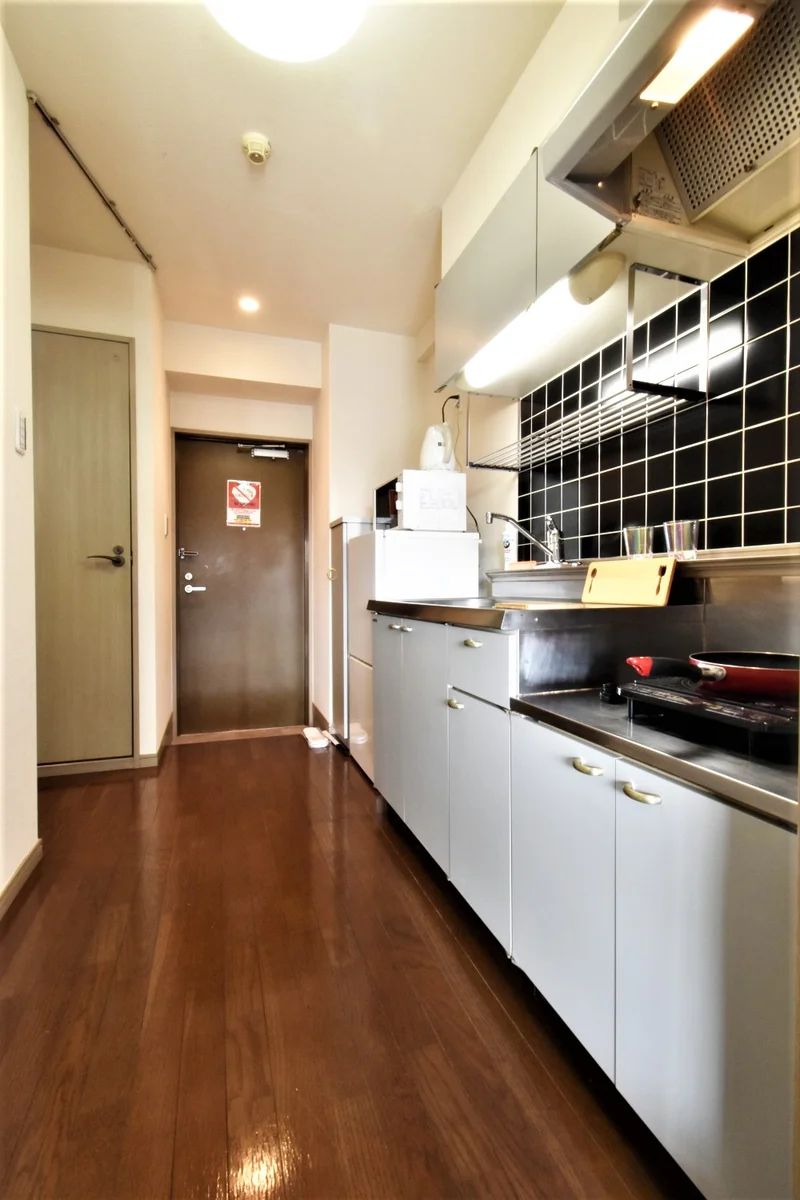 IHコンロ卓上にて　キッチン器具多数あり！　長期滞在でも自炊できるので健康面に考慮！