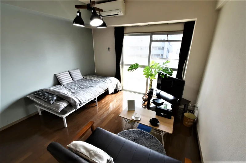 アクセントクロスがおしゃれな　落ち着いた色味のインテリアのお部屋！ソファ付きで　家具家電充実なマンスリーです！