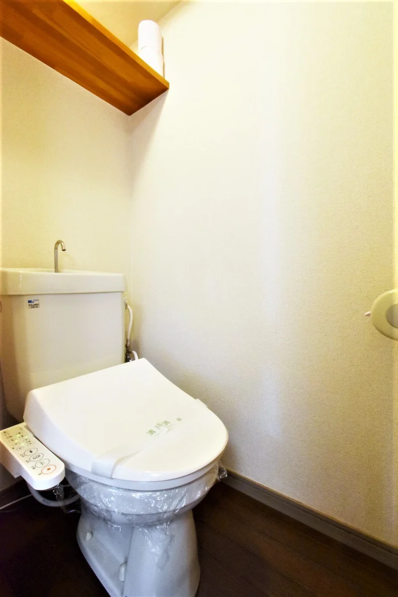 温水暖房便座付き！　愛好家にも嬉しい設備♪　トイレットペーパーや洗剤なども標準品となっております。