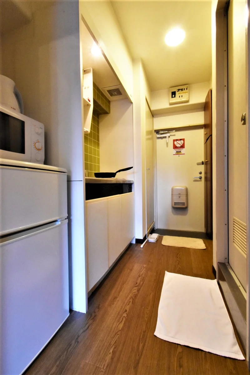 家電類豊富！　キッチンスペースも広々とお使いいただけます！　電子レンジや冷蔵庫などビジネスホテルにないラインナップ！