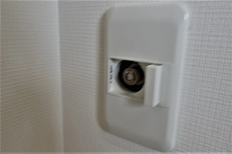 ガス煖房差込口！　外すときは長方形の突起を押して取り外しください！