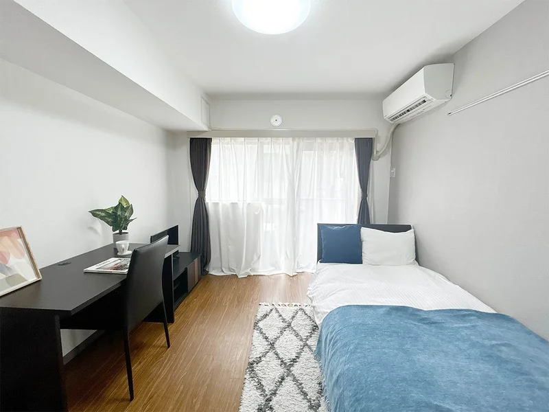 写真はお部屋のイメージです。ラグなどの室内装飾はございません。