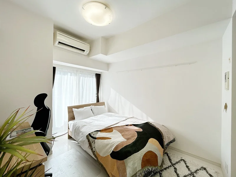 写真はお部屋のイメージです。ラグなどの室内装飾はございません。