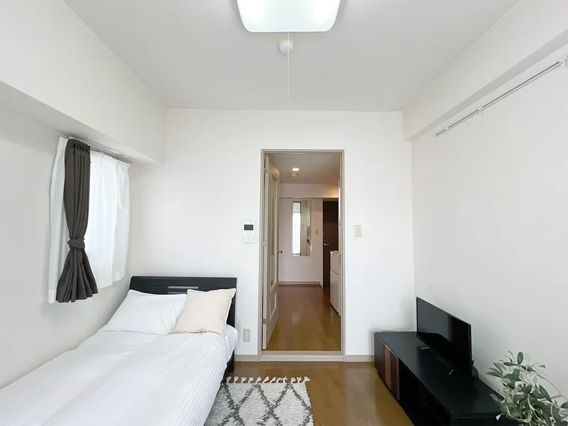 写真はお部屋のイメージです。ラグなどの室内装飾はございません。