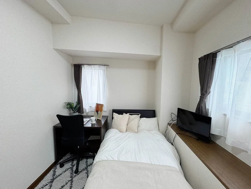 写真はお部屋のイメージです。ラグなどの室内装飾はございません。