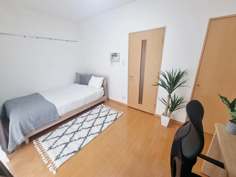 写真はお部屋のイメージです。ラグなどの室内装飾はございません。