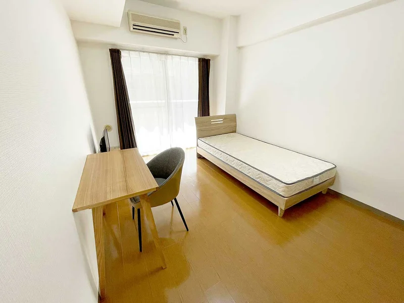 写真はお部屋のイメージです。ラグなどの室内装飾はございません。