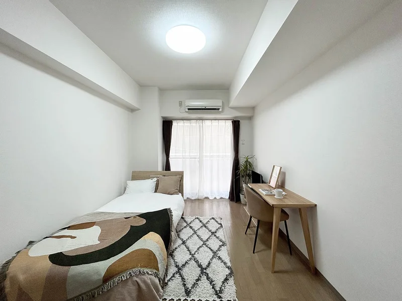 写真はお部屋のイメージです。ラグなどの室内装飾はございません。