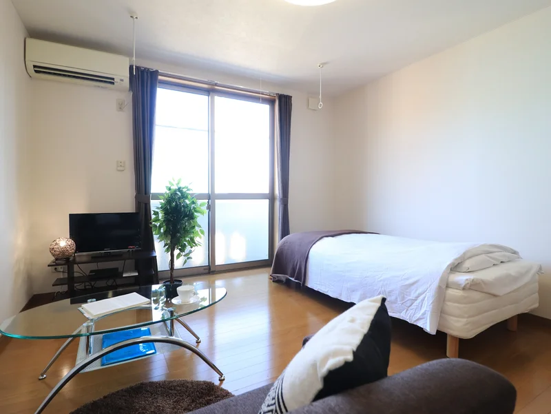 窓が大きく外光を取り込みやすいです。　ナチュラルなカラーのインテリアが魅力的な落ち着くお部屋！　家具家電も充実♪