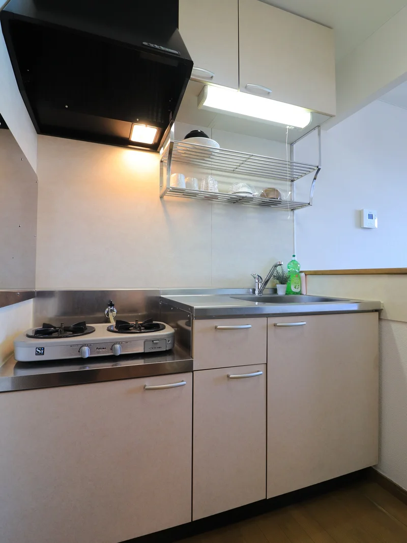 キッチン　2口ガスコンロ　食器類や調理器具も標準品で自炊可能なので健康面に考慮できます！