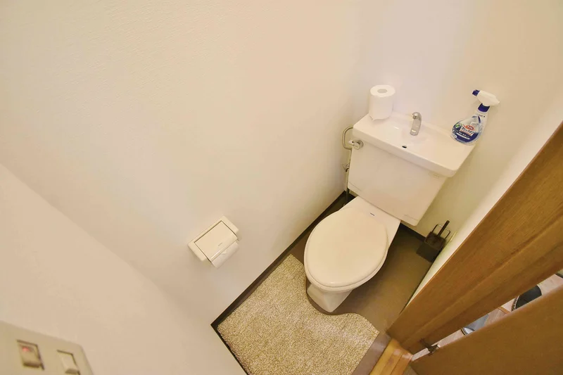 トイレ用洗剤、ブラシをご用意しておりますので長期ご利用の場合の気になる汚れなどもお掃除して頂けます♪オプション不要の三重県鈴鹿市ウィークリーマンション。