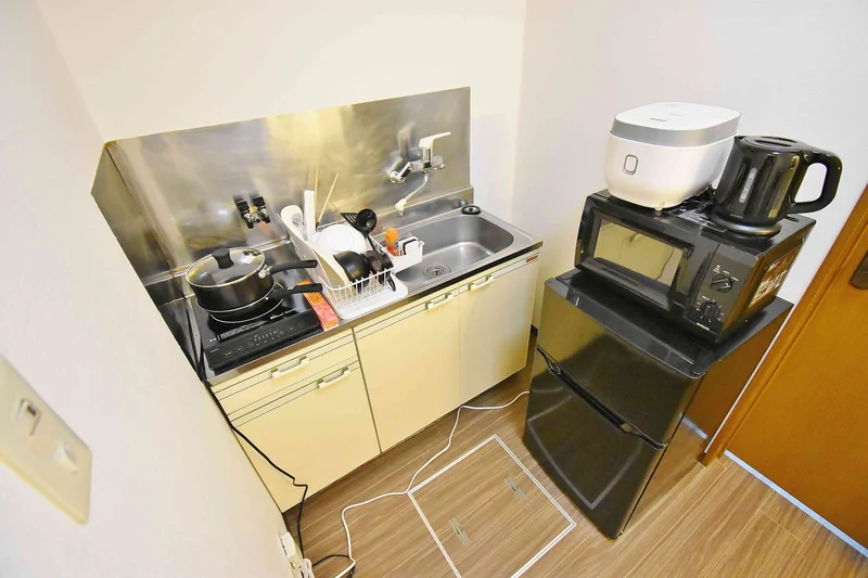 キッチンには冷蔵庫、ケトル、炊飯器、調理器具を完備。ホテルと違い自炊できるのでで長期ご利用のお客様でも安心ですね！三重県鈴鹿市ウィークリーマンションの強みです♪