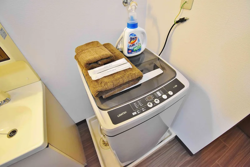 【洗濯機画像】ホテルと違い洗濯機がある生活は良いですね♪7日以上の利用なら三重県鈴鹿市ウィークリーマンションをご利用下さい★洗濯洗剤も完備‼