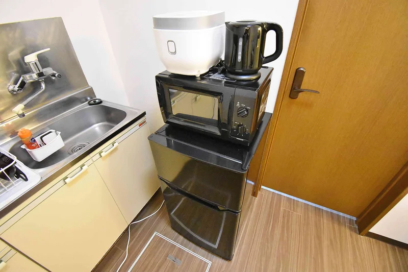 【冷蔵庫・電子レンジ】ホテルと違い三重県鈴鹿市ウィークリーマンションでは標準設備♪一人暮らし用の冷蔵庫なので1週間以上の暮らしに最適★お客様の声から今の形になりました。