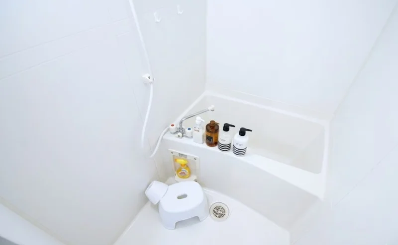 バスルーム画像です♪三重県鈴鹿市ウィークリーマンションでは、お風呂用の椅子もあるのでごゆっくりと快適にご利用いただけます★