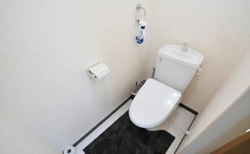 【トイレ画像】ウォシュレット付トイレです(*^^)v清掃道具もご用意しております☆彡三重県鈴鹿市ウィークリーマンションでは標準設備です♪