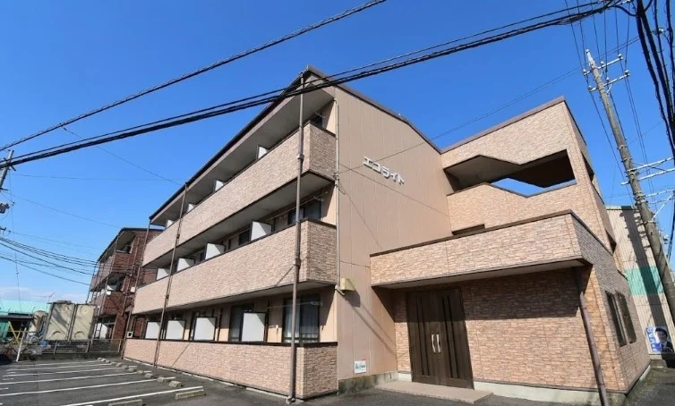 【敷地内駐車場】三重県鈴鹿市ウィークリーマンションでは利便性が良い物件を揃えてます。三重県鈴鹿市エリアに詳しくないお客様もご連絡頂ければ専門スタッフがしっかり物件選定を行います。お気軽にお問い合わせください★