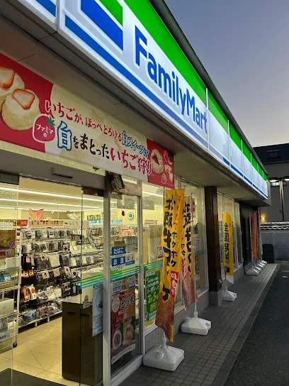 ファミリーマート 伊勢本町店まで徒歩12分
