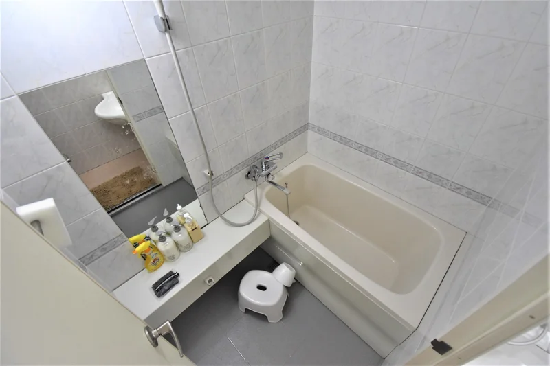 【三重県伊勢市ウィークリーマンションバス画像】三重県伊勢市マンスリーマンションでは、バスルームにも多数の備品を設置。シャンプー、トリートメント、ドライヤーは標準設備♪