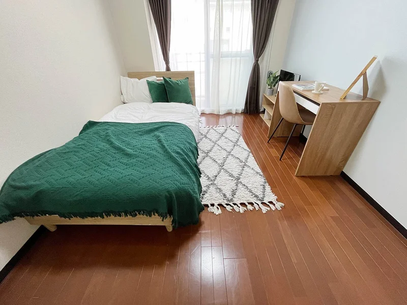 写真はお部屋のイメージです。ラグなどの室内装飾はございません。