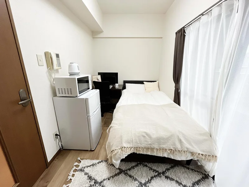 写真はお部屋のイメージです。ラグなどの室内装飾はございません。