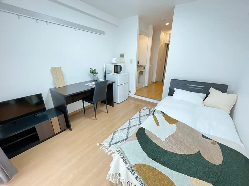 写真はお部屋のイメージです。ラグなどの室内装飾はございません。