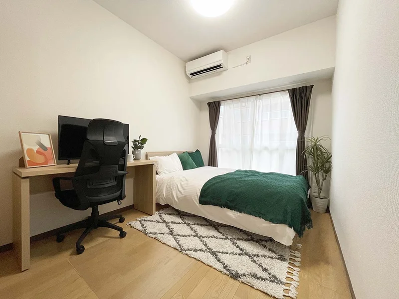 写真はお部屋のイメージです。ラグなどの室内装飾はございません。