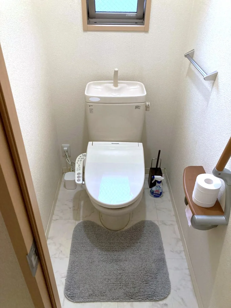 【トイレ画像】ウォシュレット付トイレです(*^^)v清掃道具もご用意しております☆彡岐阜駅前ウィークリーマンションでは標準設備です♪