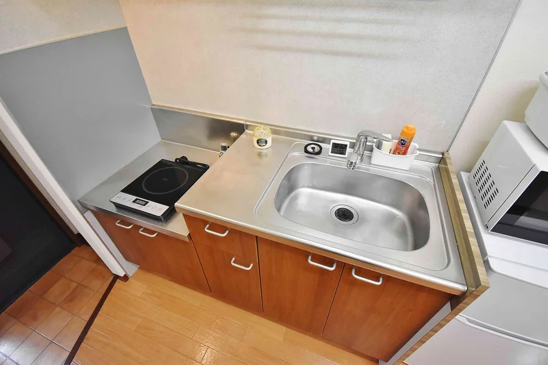 キッチンには冷蔵庫、ケトル、炊飯器、調理器具を完備。ホテルと違い自炊できるのでで長期ご利用のお客様でも安心ですね！岐阜市ウィークリーマンションの強みです♪