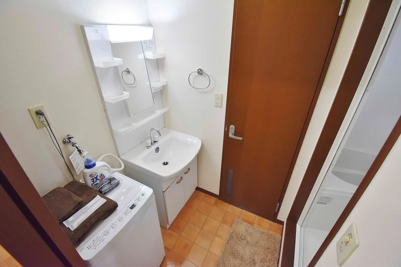 独立洗面台です♪洗濯機も室内に設置しており、岐阜市ウィークリーマンションでは、洗濯用洗剤もご用意しており、ご入居後すぐにご利用が可能です(^^♪