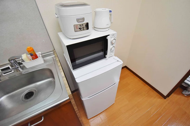 【冷蔵庫・電子レンジ】ホテルと違い岐阜市ウィークリーマンションでは標準設備♪一人暮らし用の冷蔵庫なので1週間以上の暮らしに最適★お客様の声から今の形になりました。