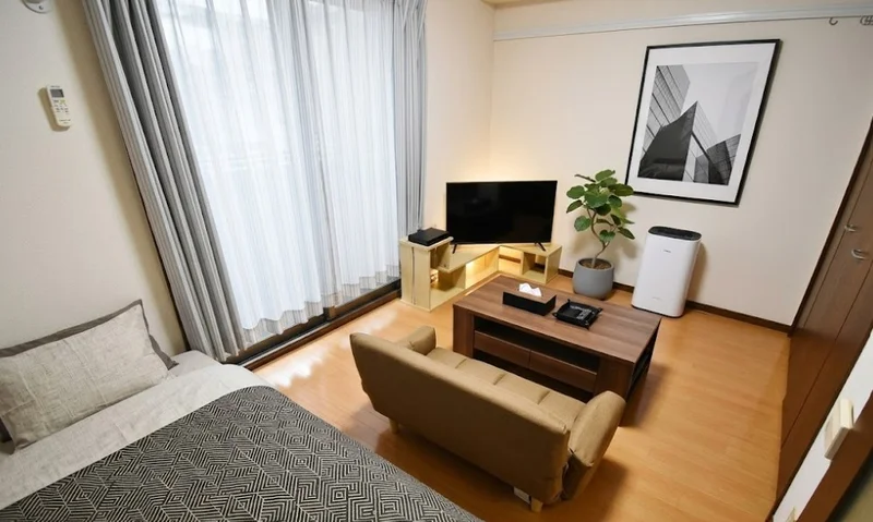 弊社の岐阜市ウィークリー、岐阜市マンスリーマンションでは、ご利用当日からご不便なくお過ごしいただけますよう、家具家電の他、多種類の備品を完備※植木と額とクッションなどは写真用です。