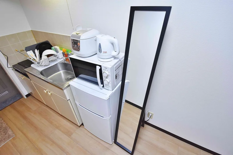 【冷蔵庫・電子レンジ】ホテルと違い岐阜県大垣市ウィークリーマンションでは標準設備♪一人暮らし用の冷蔵庫なので1週間以上の暮らしに最適★お客様の声から今の形になりました。