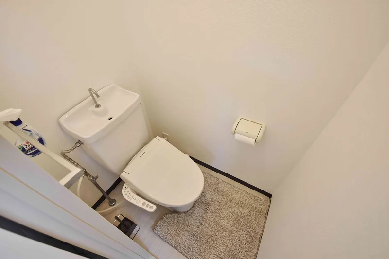 【トイレ画像】ウォシュレット付トイレです(*^^)v清掃道具もご用意しております☆彡岐阜県大垣市ウィークリーマンションでは標準設備です♪