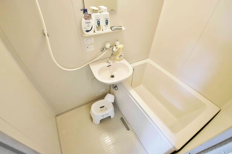 【岐阜県大垣市ウィークリーマンションバス画像】岐阜県大垣市マンスリーマンションでは、バスルームにも多数の備品を設置。シャンプー、トリートメント、ドライヤーは標準設備♪