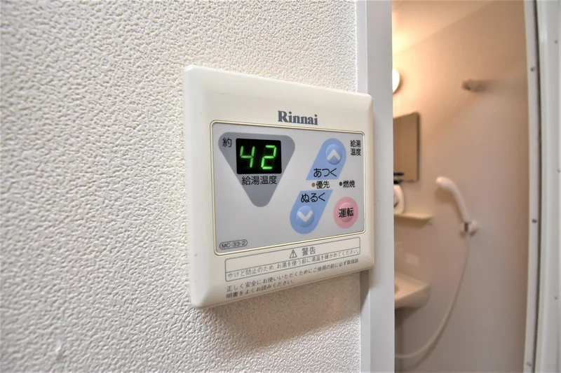 温度調節機能も完備されていますので、お湯張りも簡単に出来ます♪また、スポンジ・浴槽用洗剤も完備で長期利用◎シャンプー・ボディソープ・タオルもご用意しておりますのでお荷物も少なく済みますね★