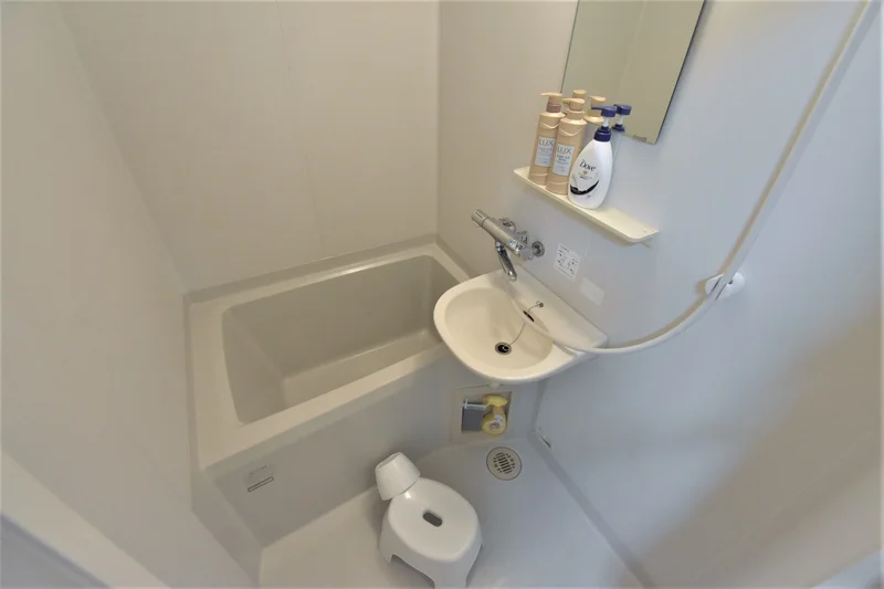【美濃加茂・岐阜可児ウィークリーマンションバス画像】美濃加茂・岐阜可児マンスリーマンションでは、バスルームにも多数の備品を設置。シャンプー、トリートメント、ドライヤーは標準設備♪
