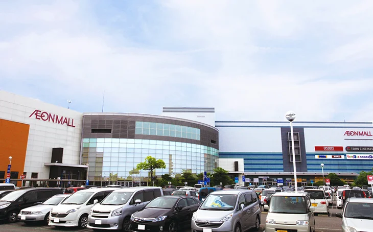 イオンモール木曽川まで車で8分。