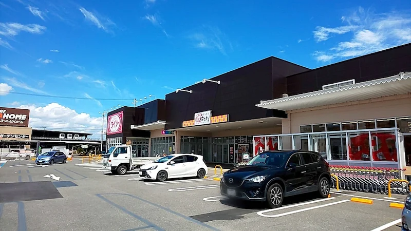 ロピア 柳津店まで車で10分。