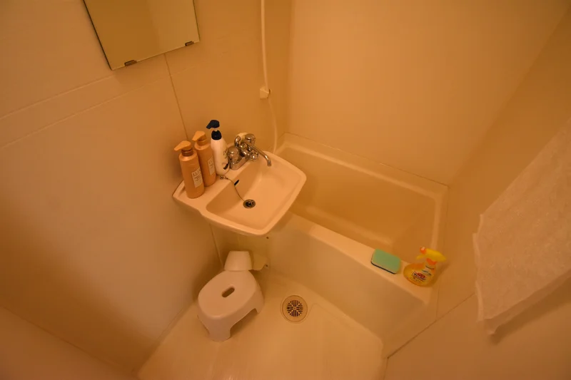 【岐阜市ウィークリーマンションバス画像】岐阜市マンスリーマンションでは、バスルームにも多数の備品を設置。シャンプー、トリートメント、ドライヤーは標準設備♪