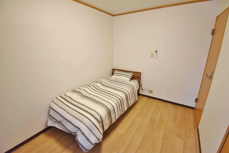 弊社の三重四日市駅前ウィークリー、三重四日市駅前マンスリーマンションでは、ご利用当日からご不便なくお過ごしいただけますよう、家具家電の他、多種類の備品を完備★