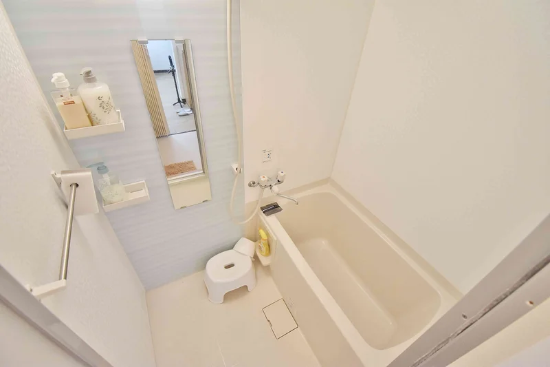 【三重四日市駅前ウィークリーマンションバス画像】三重四日市駅前マンスリーマンションでは、バスルームにも多数の備品を設置。シャンプー、トリートメント、ドライヤーは標準設備♪